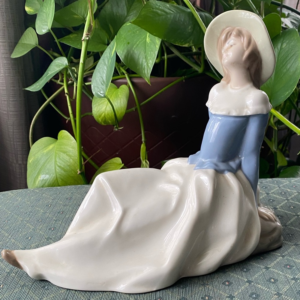 Mirmasu Vintage Porcelain Lady Blue and White Figurine